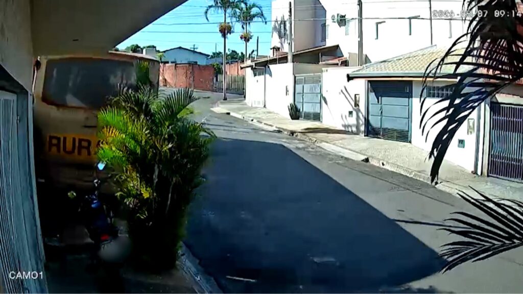 Ônibus desgovernado destrói muro de casa no interior de SP; VEJA VÍDEO!