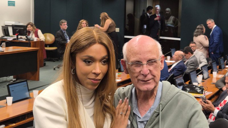 Padre Júlio Lancellotti acompanha debate sobre escala 6×1 e abençoa Erika Hilton