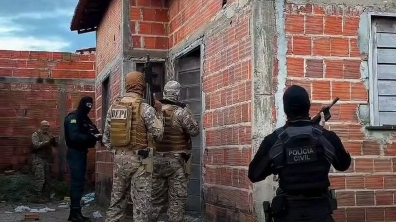 Policiais se disfarçam de entregadores do Mercado Livre durante operação contra tráfico; veja vídeo