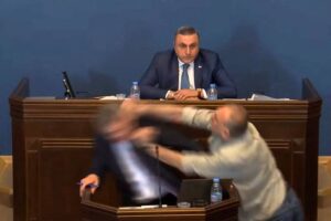 BRIGA! Deputados trocam socos durante sessão no Parlamento; veja vídeo!
