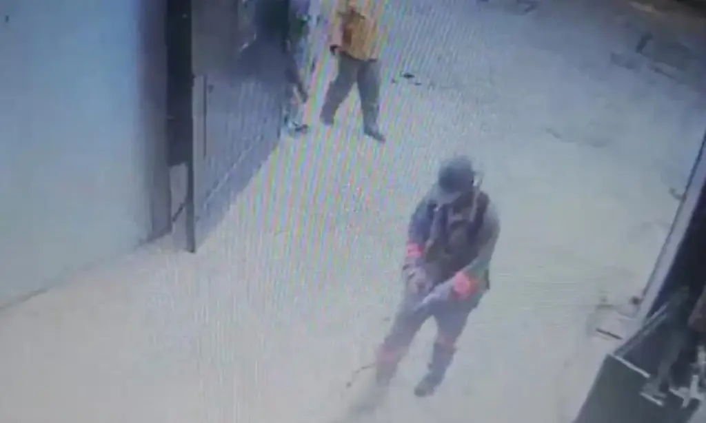 Homem vestido de operário atira em motorista em garagem; VEJA VÍDEO!