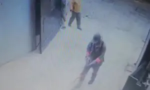 Homem vestido de operário atira em motorista em garagem; VEJA VÍDEO!