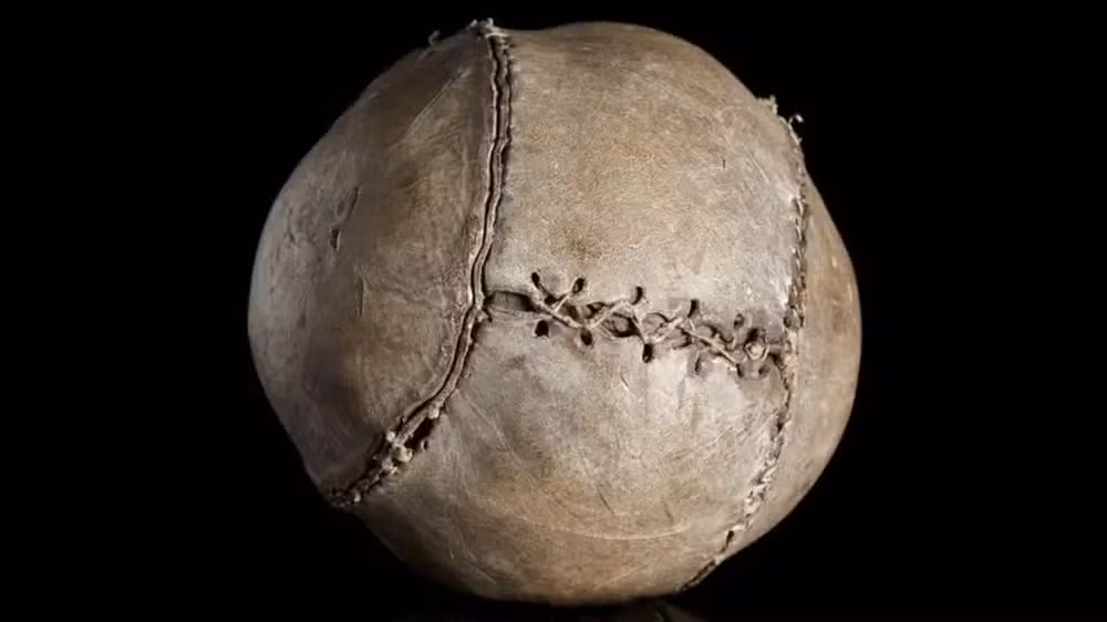 Bola de futebol mais antiga do mundo viaja da Escócia aos EUA para Copa do Mundo; veja como é
