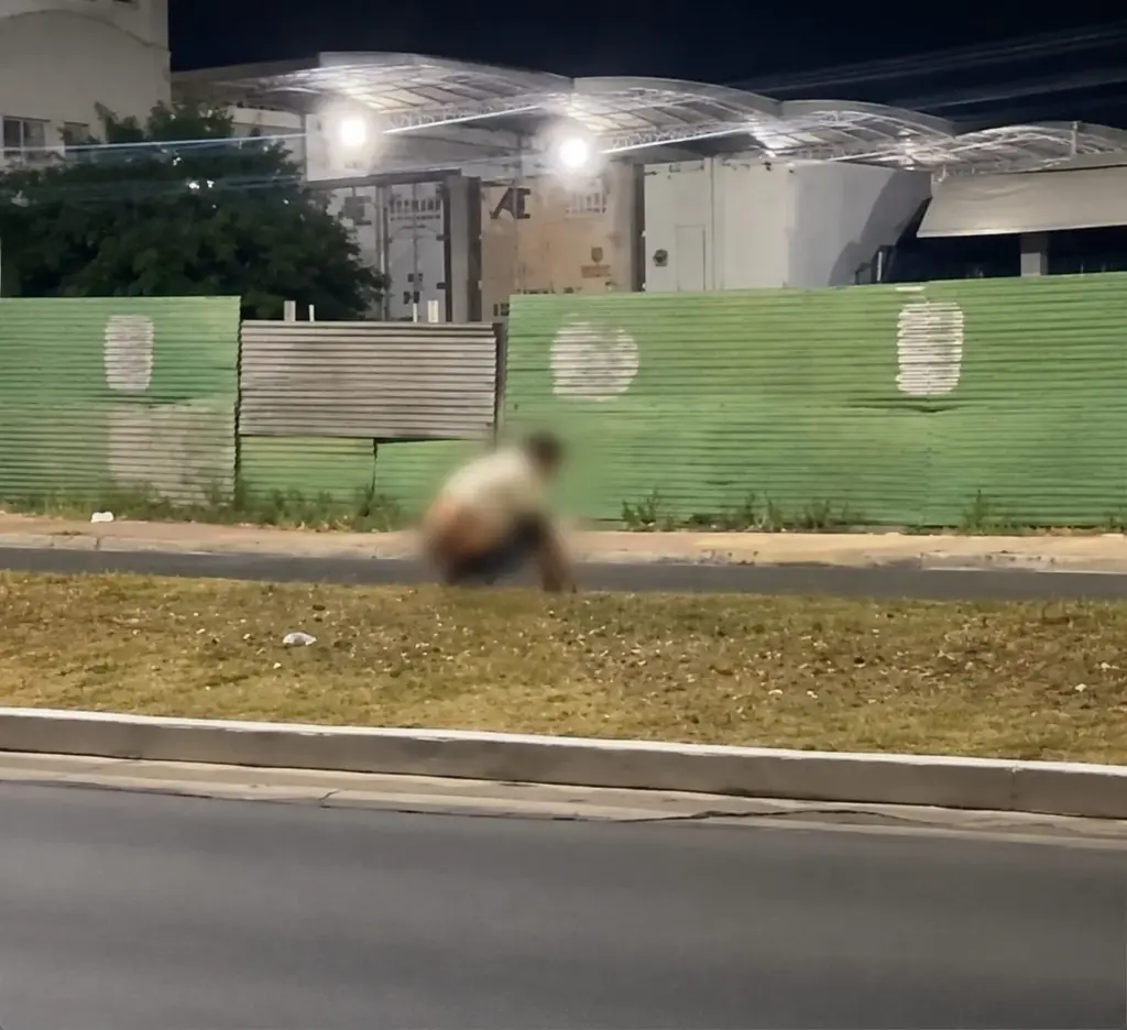 Homem é filmado defecando em canteiro de universidade particular; VEJA VÍDEO!