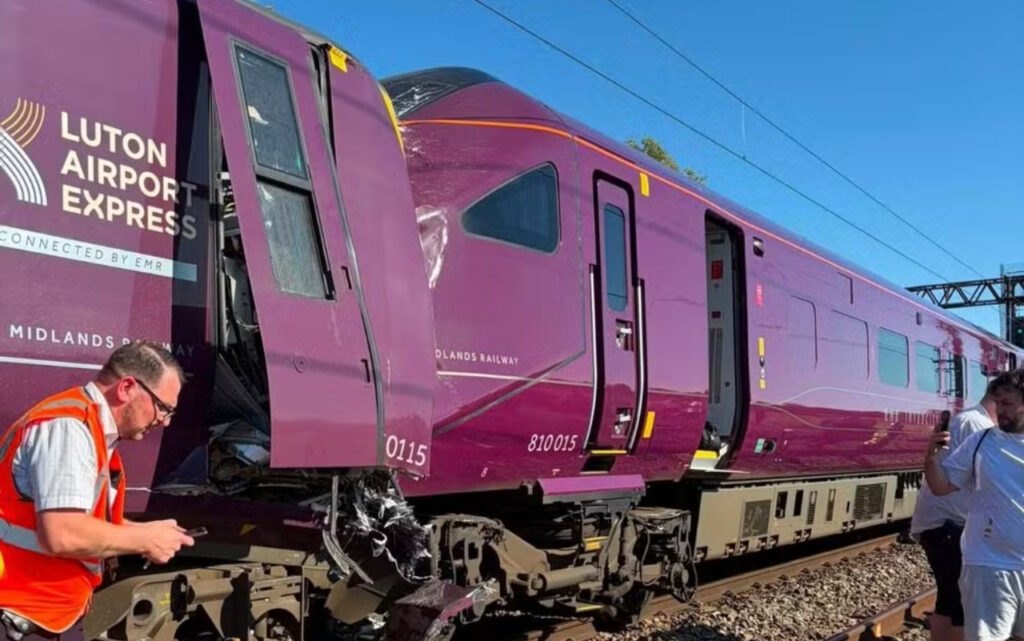 Trens colidem, deixam feridos e paralisam estação em Londres; veja vídeo