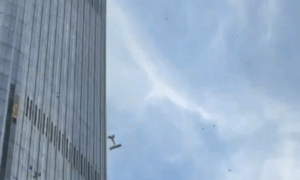 Avião de pequeno porte colide contra maior arranha-céu de Pequim; VEJA VÍDEO!