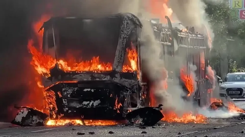 Pessoas são socorridas na Irlanda do Norte em meio a protestos com incêndio e ataques; VEJA VÍDEO!