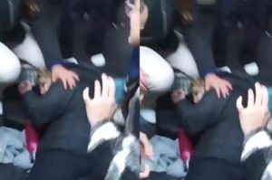 VÍDEO: Mulher desmaia após ser agredida em estação de metrô