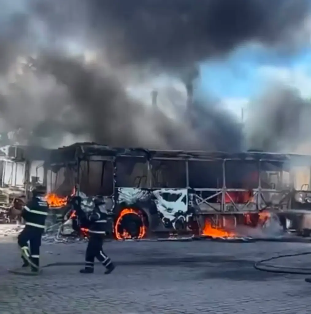Ônibus são atingidos por incêndio em garagem na Grande Natal; VEJA VÍDEO!