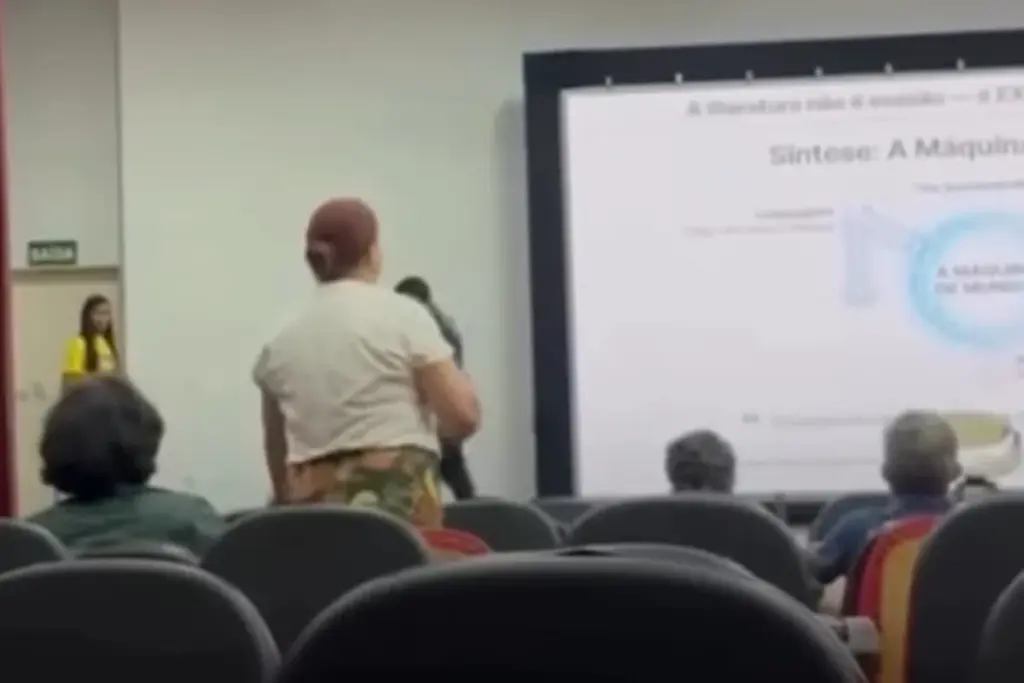 Mulher cobra pensão durante evento e palestrante deixa palco; Veja vídeo!