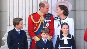 Kate Middleton é vaiada com os filhos em meio a desfile real; VEJA VÍDEO!