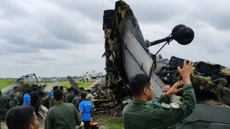 Vídeo mostra avião militar capotando e explodindo durante pouso na Índia; veja vídeo
