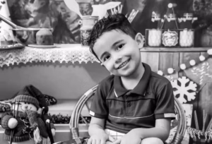 Mãe abre janela para filho ver pássaros e criança morre ao cair de 4º andar de hotel