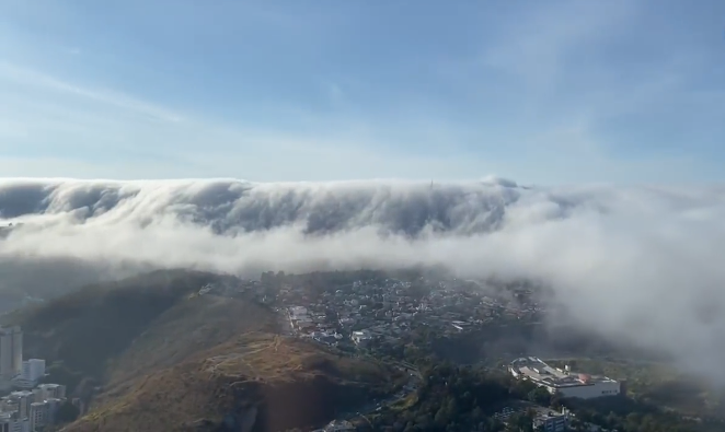 Cascata de nuvens toma conta do céu da Serra do Curral nesta quarta; VEJA VÍDEO!