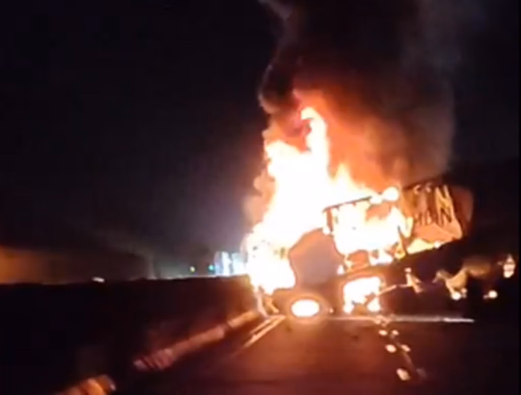 Grave batida entre caminhões provoca incêndio e interdita trecho; VEJA VÍDEO!