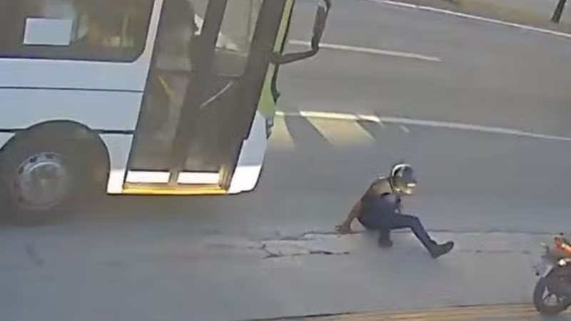 Passageiro de moto morre após se desequilibrar e ser atropelado por ônibus; veja