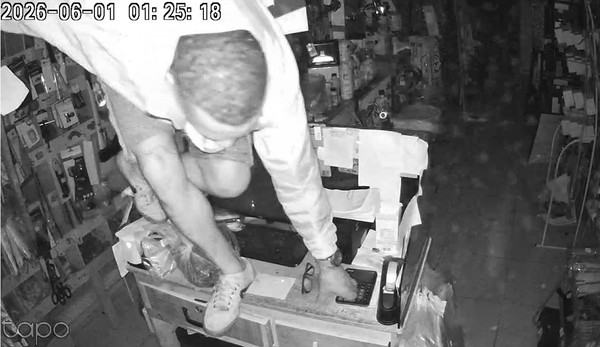 Homem despenca de teto ao invadir loja para roubar no RJ; Veja vídeo!