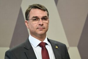 Flávio Bolsonaro chama Lula de ‘gagá’ após acusação de ligação com milicianos