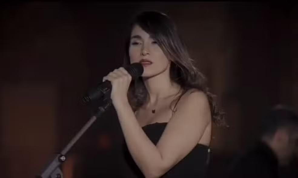 Cantora iraniana é condenada a 100 chibatadas após apresentação; saiba motivo
