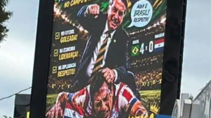 Paraguai remove 57 painéis com imagens de Jair Bolsonaro agredindo jogador criadas com IA