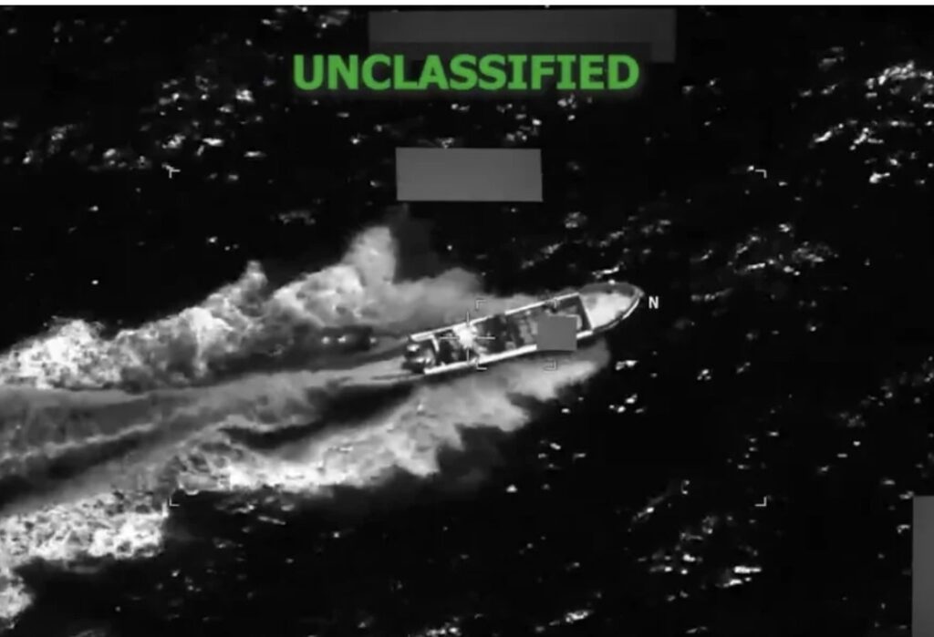 EUA bombardeia barco no Oceano Pacífico e mata dois homens;Veja Vídeo