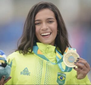 Skatista Rayssa Leal confirma ser bissexual nas redes sociais