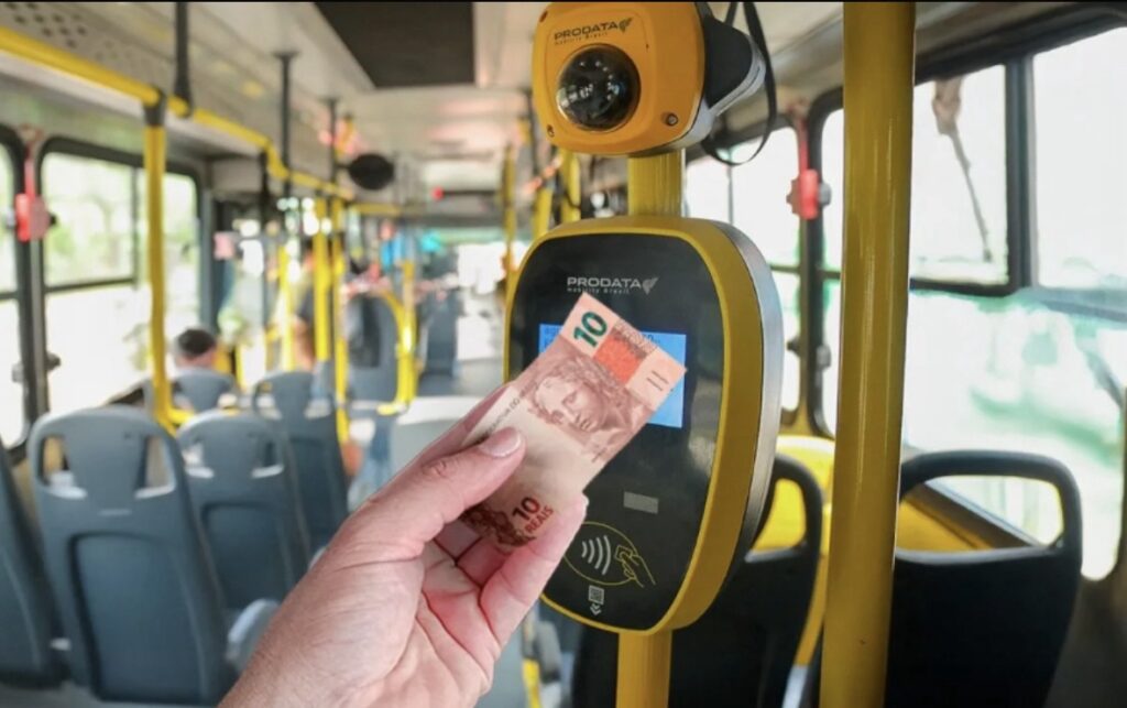 Passageiros podem usar dinheiro para pagar o ônibus até o fim de junho; saiba mais!