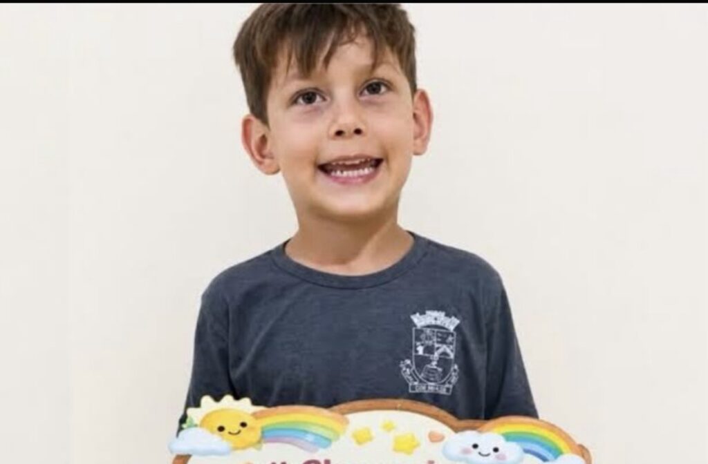 Menino de 5 anos abre porta de caminhão, cai do veículo e morre atropelado; saiba detalhes