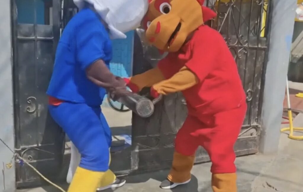Policiais do Peru se fantasiam de mascote da Copa e prendem homem; Veja Vídeo
