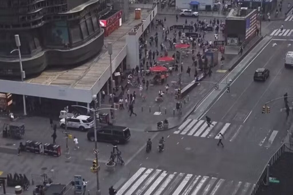 Tiros são ouvidos na Times Square e causam correria em Nova York; Veja Vídeo!