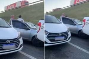 Homem flagra ex-namorada com atual, sobe no carro do casal e destrói o veículo; VEJA VÍDEO