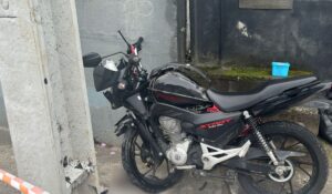 Câmera flagra motociclista perdendo controle em curva antes de morrer em acidente; VEJA VÍDEO!