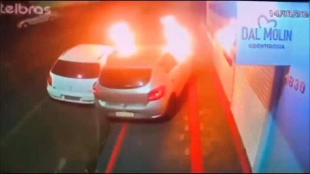 Suspeito pula de carro em movimento que pegava fogo durante perseguição policial; VEJA VÍDEO!