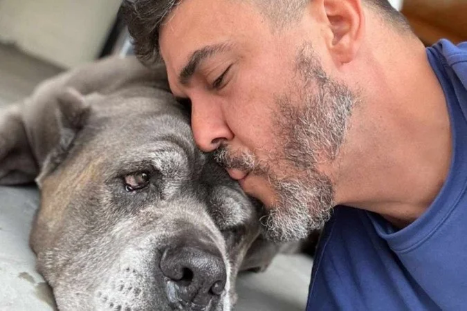 Saiba o que André Marques fez com as cinzas de sua cachorra após a morte