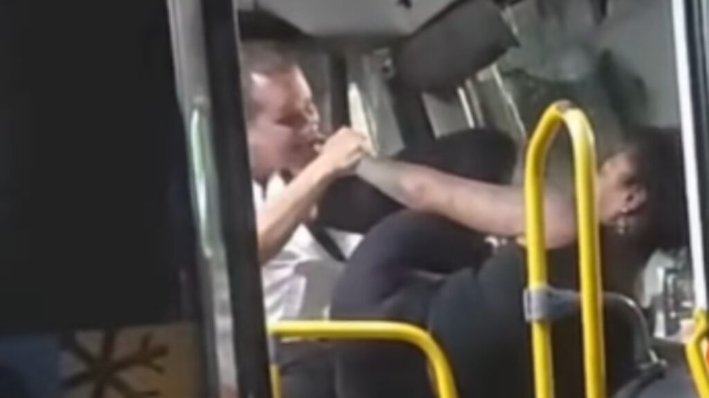 Motorista morde passageira durante briga dentro de ônibus no Rio; veja vídeo