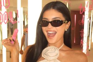 Kylie Jenner é alvo de críticas após parceria com a Meta para lançamento de óculos inteligentes
