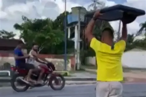 Torcedor quebra televisão nova após Brasil ser eliminado da Copa e esposa entra em desespero; VEJA VÍDEO!