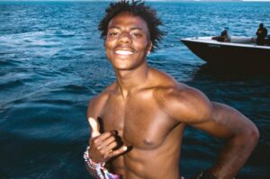 Quem é influenciador que sofreu racismo de torcida argentina