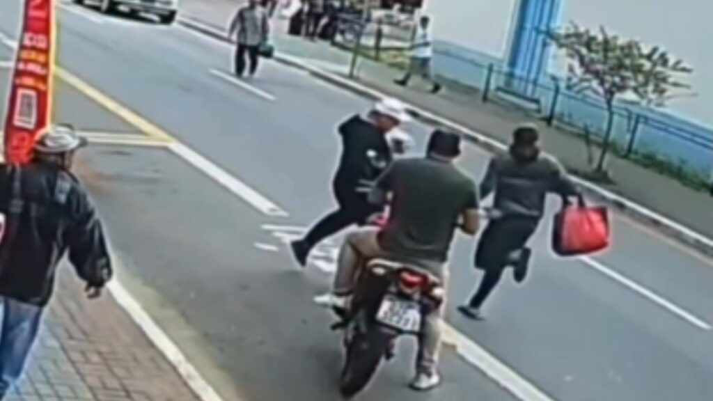 Homem dá pontapé em suspeito durante fuga e impede furto de bolsa; VEJA VÍDEO!