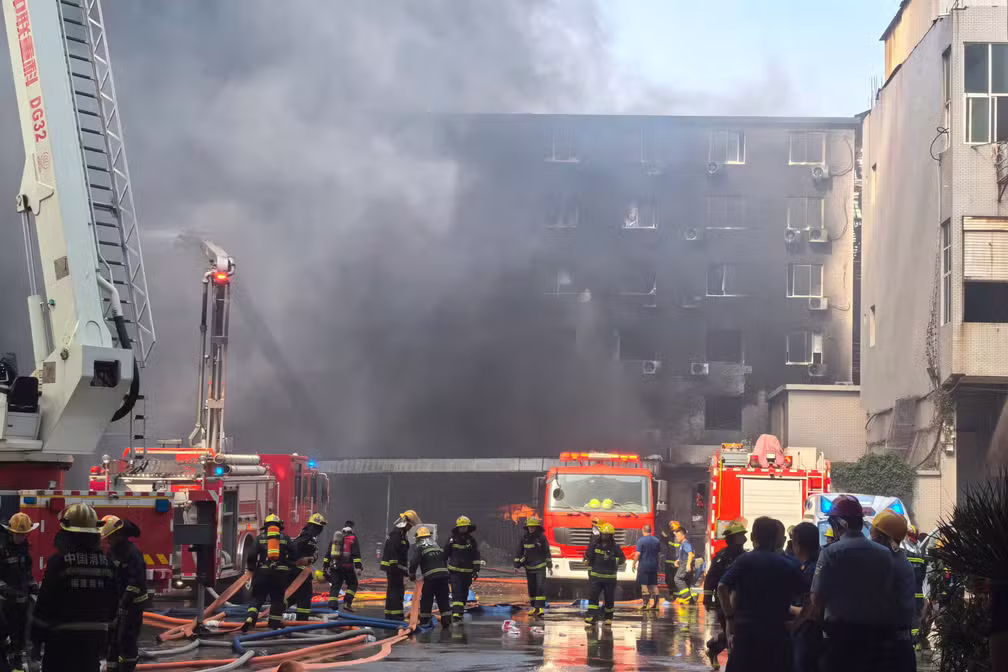 Incêndio em fábrica de calçados na China deixa 28 mortos; veja vídeo