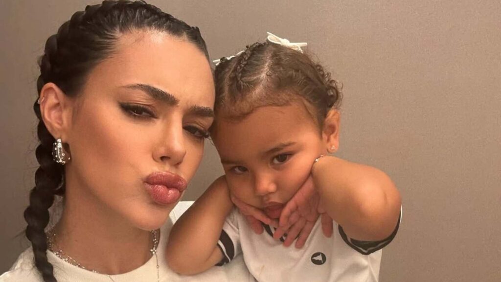 Mavie, filha de Neymar, distribui lanches com Bruna Biancardi em Santos
