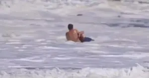 Salva-vidas de apenas 16 anos salva criança de afogamento; VEJA VÍDEO!