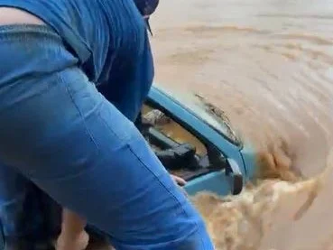 Idoso é resgatado de carro prestes a ser levado pela correnteza no RS; VEJA VÍDEO!