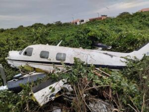 Avião de pequeno porte cai em praia e deixa duas pessoas gravemente feridas; VEJA VÍDEO!