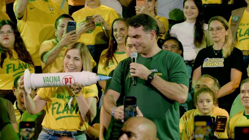 Flávio Bolsonaro toma “vacina” contra PT; veja vídeo