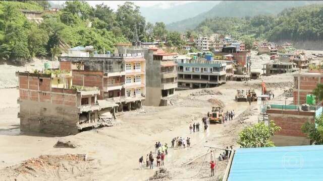 Buscas continuam no Nepal: mortes passam de 1.000 e há 4 mil desaparecidos