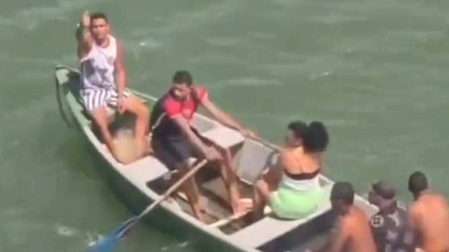 Helicóptero impede execução de mulher levada para “tribunal do crime”; veja