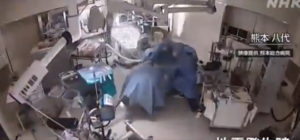 MEU DEUS! Terremoto faz sala de cirurgia balançar em hospital e médicos protegem paciente; VEJA VÍDEO!