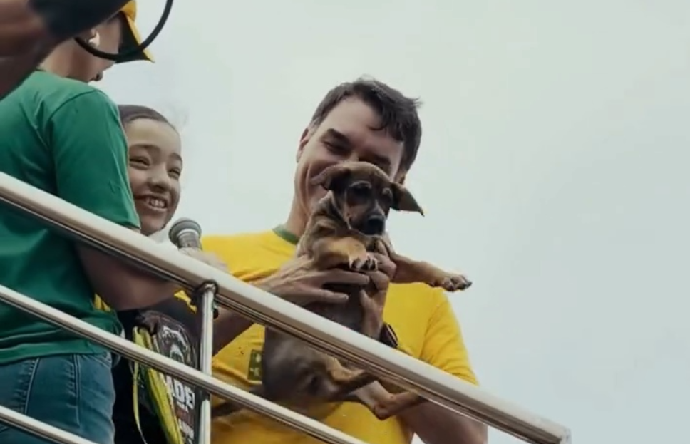 Flávio Bolsonaro ganha cachorro vítima de maus-tratos durante evento; veja