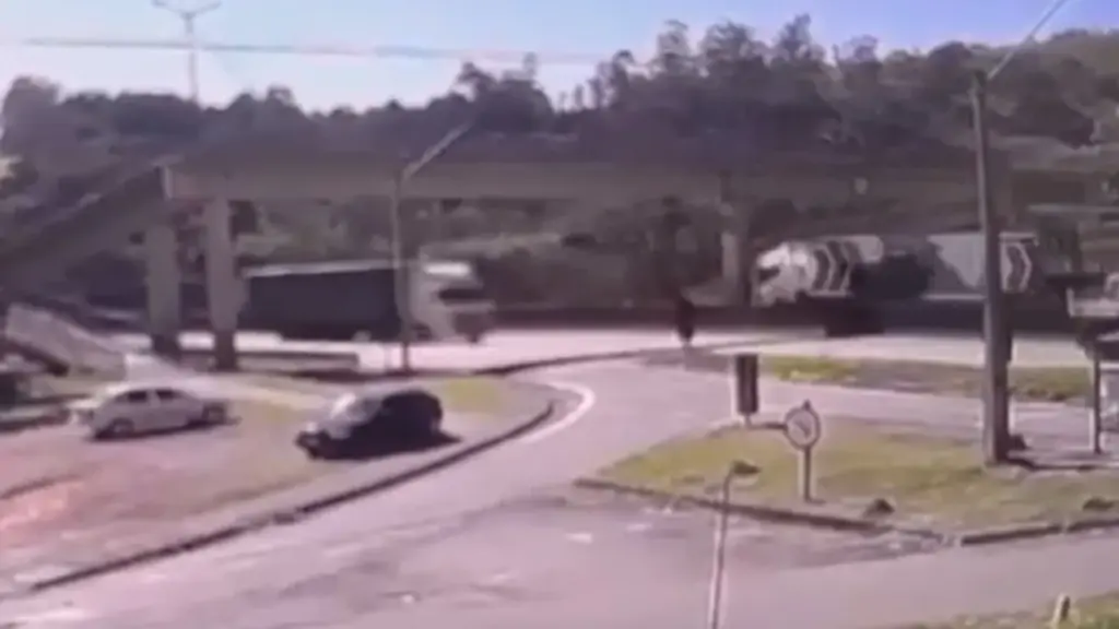 Passarela desaba após ser atingida por caminhão e dois morrem em SP; VEJA VÍDEO!